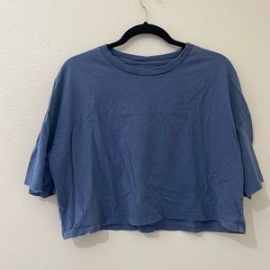 Cropped blue t-shirt